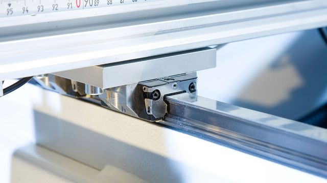 Hochpräzise, geschliffene Linearführungen mit Stahlbandabdeckung für alle bewegten Achsen. Hochpräzise, geschliffene Linearführungen mit Stahlbandabdeckung für alle bewegten Achsen.