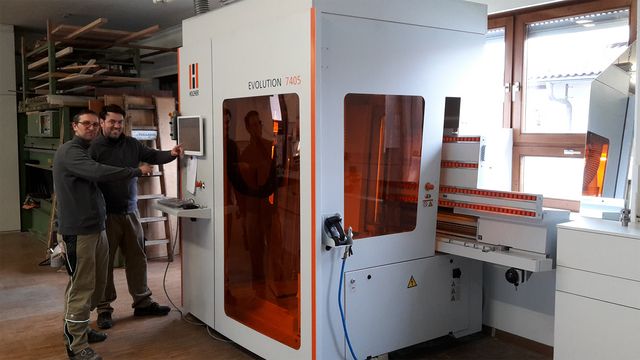 Erstklassige Ergebnisse durch Clamex Verarbeitung Das vertikale CNC Bearbeitungszentrum Evolution 7405 "connect" im Einsatz beim Referenzkunden Schreinerei Pillmayer