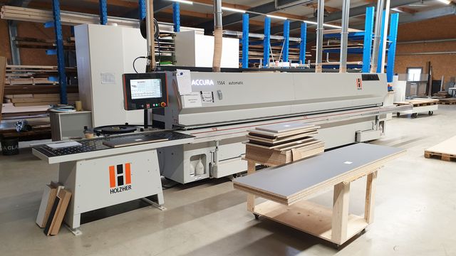 Holzmanufaktur PAN mit der Kantenanleimmaschine ACCURA für perfekte Kanten