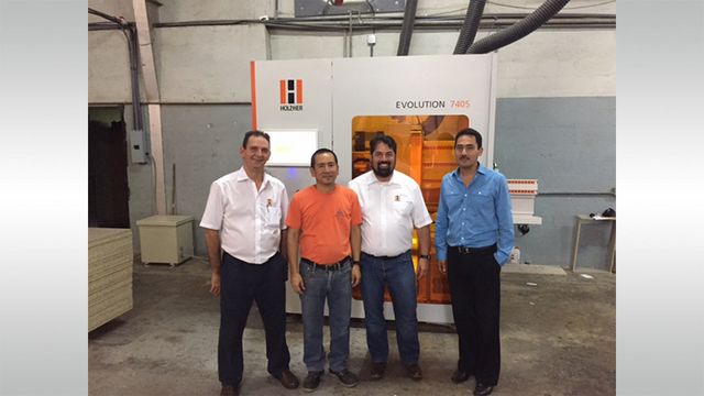 Zufriedener HOLZHER Referenzkunde in Panama mit dem vertikalen CNC Bearbeitungszentrum EVOLUTION 7405 HOLZ-HER Referenzkunde in Panama mit der vertikalen CNC Evolution 7405