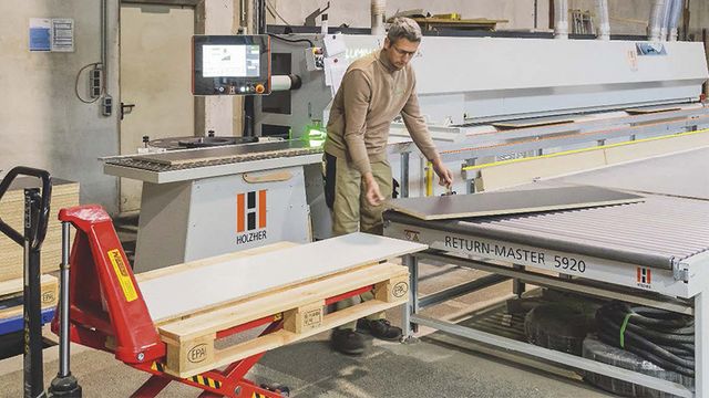 Kundenreferenz Holz Tusche mit Kantenanleimmaschine Lumina 1598 industry und Werkstückrückführung Return-Master | Bild & Text: Georg Molinski, DDS