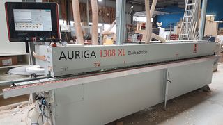 Die Kantenanleimmaschine Auriga 1308XL beim HOLZHER Referenzkunden Riedinger