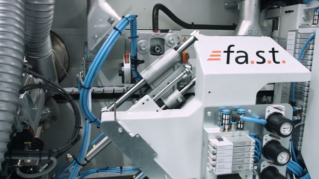 Mit fa.s.t. können Sie verschiedene Bearbeitungen gleichzeitig in der Kantenanleimmaschine fahren. Mit fa.s.t. können Sie verschiedene Bearbeitungen gleichzeitig in der Kantenanleimmaschine fahren.