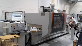 Das CNC-Bearbeitungszentrum PRO-MASTER 7018 kann von Menschen mit Behinderung ohne Probleme bedient werden Das CNC-Bearbeitungszentrum PRO-MASTER 7018 kann von Menschen mit Behinderung ohne Probleme bedient werden