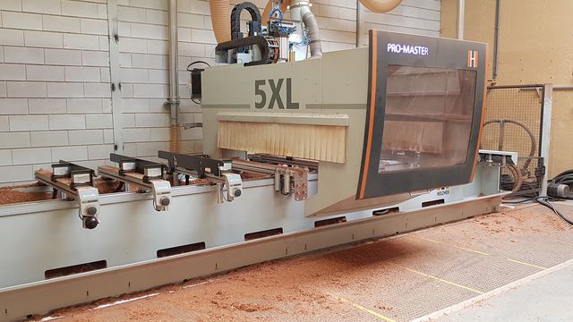 Professionelle Türenfertigung mit dem CNC Bearbeitungszentrum von HOLZ-HER Professionelle Türenfertigung mit dem CNC Bearbeitungszentrum von HOLZ-HER