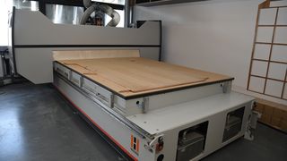 Luxus im VW-Bus gefertigt von Custom-Bus mit Nestingtechnologie von HOLZ-HER