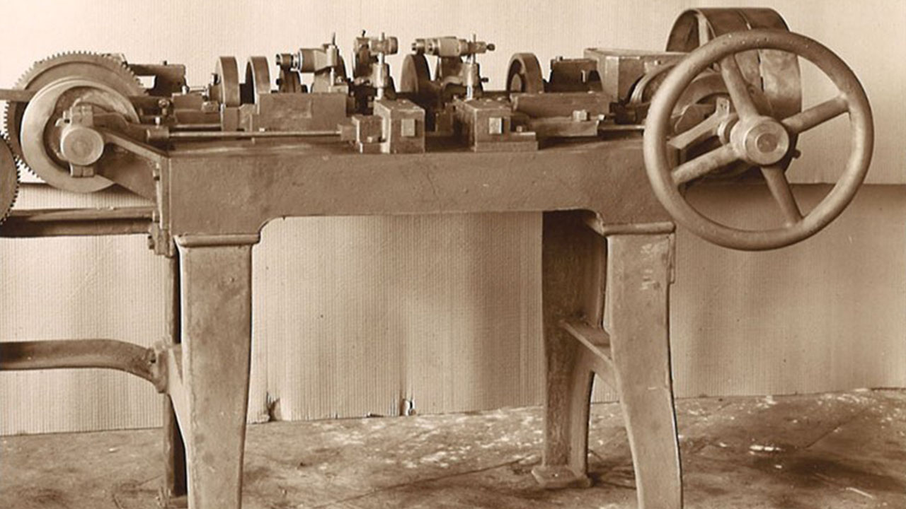 1914: Firmengründung von HOLZ-HER HOLZ-HER Meilensteine: 1914
